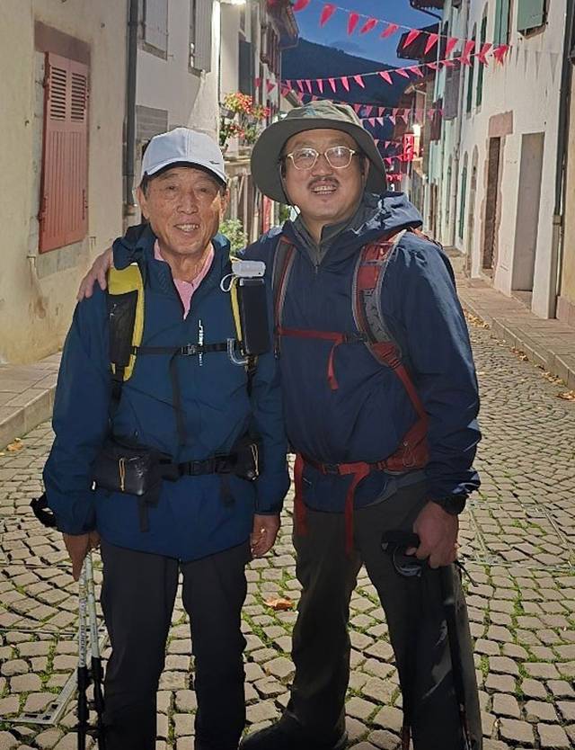 산티아고 순례길에서 장정길(왼쪽) 선생 부자가 함께 포즈를 취했다.