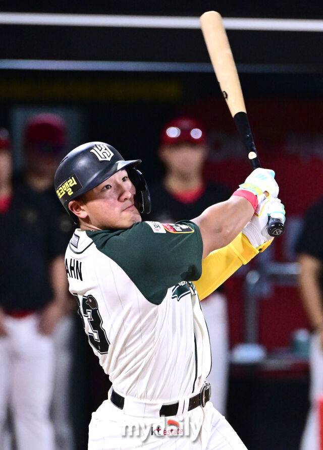 2025년 8월 29일 오후 경기도 수원KT위즈파크에서 열린 '2025 신한 SOL뱅크 KBO 리그' KIA 타이거즈와 KT 위즈의 경기. KT 안현민이 4회말 1사 1루서 타격하고 있다./마이데일리