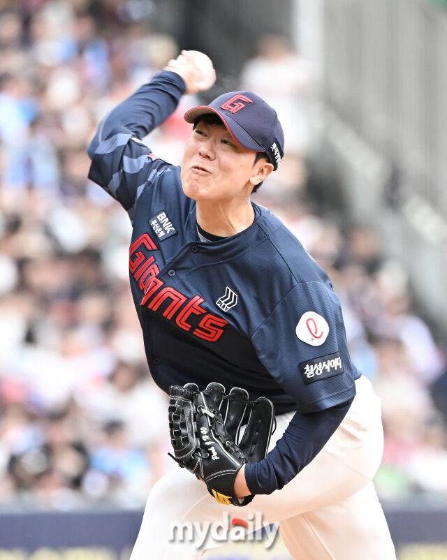 27일 오후 서울 잠실야구장에서 진행된 '2025 프로야구 KBO리그' 두산 베어스와 롯데 자이언츠의 경기. 롯데 박진형이 역투하고 있다./마이데일리