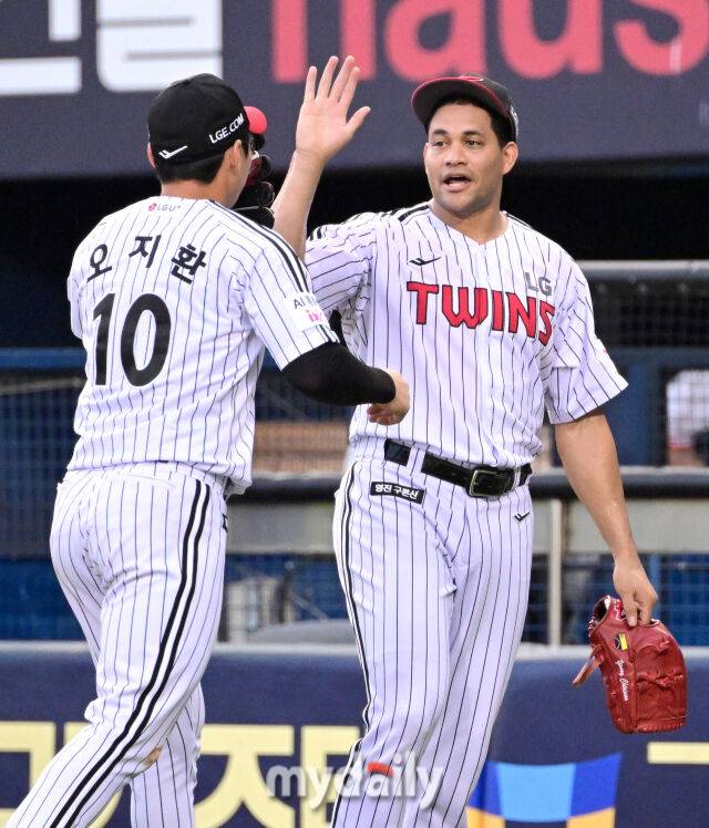 2025년 9월 2일 오후 서울 잠실구장에서 열린 '2025 신한 SOL뱅크 KBO 리그' 롯데 자이언츠와 LG 트윈스의 경기. LG 선발투수 치리노스가 1회초 2사 2루서 롯데 레이예스의 안타성 타구를 처리한 유격수 오지환과 하이파이브를 하고 있다./잠실 = 유진형 기자