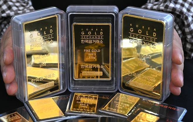 미국 도널드 트럼프 대통령의 상호관세 부과를 앞두고 안전자산 선호 현상이 높아지는 가운데 31일(현지시간) 미국 뉴욕시장에서 금 현물 가격 한 때 온스당 3160달러(약 466만 원)까지 오르며 또다시 최고치를 갱신했다. 1일 오전 서울 종로구 한국금거래소에서 직원이 골드바 제품을 선보이고 있다. 임세준 기자