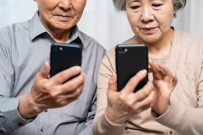 초고령사회로 진입한 한국에서 은퇴 후에도 소비와 금융 활동에 적극적인 ‘액티브 시니어’가 빠르게 늘고 있다. 하지만 금융 시스템은 여전히 과거지향적으로, 자산 활용과 돌봄 수요를 제대로 따라가지 못하고 있다. 헬스케어 기반 IT 솔루션과 맞춤형 금융 설계가 시니어 시장의 지속 가능한 해법으로 주목받고 있다. [게티이미지뱅크]