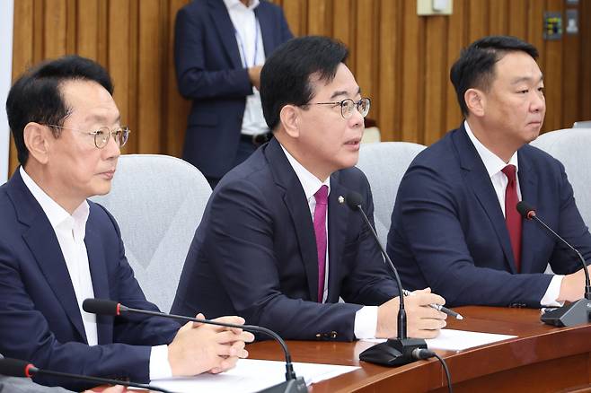 송언석 국민의힘 원내대표가 2일 서울 여의도 국회에서 열린 원내대책회의에서 발언하고 있다. [연합]