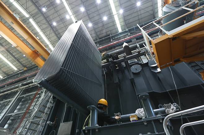 효성중공업 창원 공장에서 직원들이 변압기를 조립하고 있다.  [효성중공업 제공]