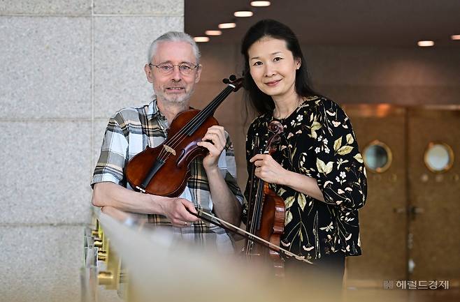 바로크 바이올리니스트 듀오 ‘페르낭데즈 비올론스’의  프랑수와 페르낭데즈, 김윤경 부부. 이상섭 기자