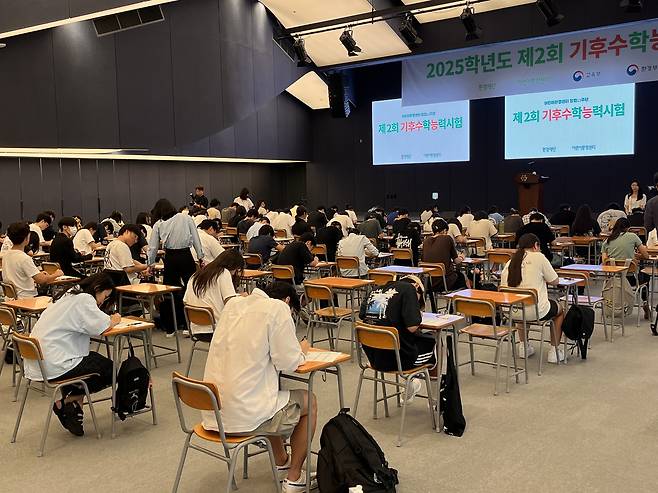 지난 30일 서울 강서구 마곡동 코오롱 원앤온리타워에서 진행된 제2회 기후수학능력시험(기후수능)에 참여한 학생들이 집중하고 있다. 김광우 기자.