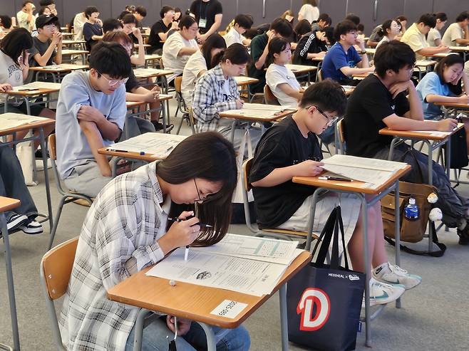 지난 30일 서울 강서구 마곡동 코오롱 원앤온리타워에서 진행된 제2회 기후수학능력시험(기후수능)에 참여한 학생들이 집중하고 있다. 김광우 기자.