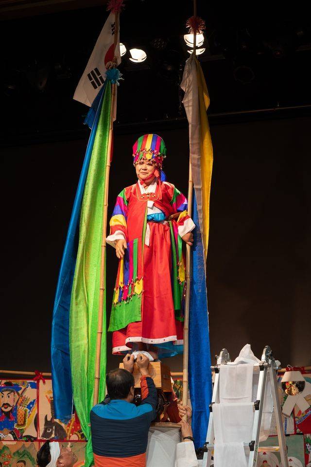 만신(萬神) 김혜경 _ 국가무형유산 서해안 배연신굿 및 대동굿 전승 교육사이자 삼청나잇 굿을 진행하는 만신 김혜경 *재판매 및 DB 금지