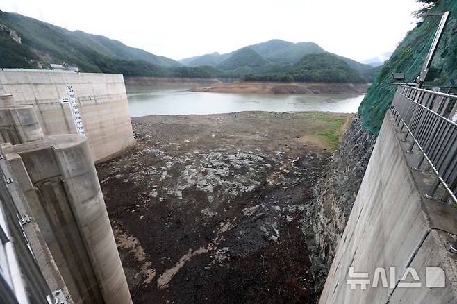 [강릉=뉴시스] 조성봉 기자 = 극심한 가뭄으로 인해 지난달 26일 강원 강릉시 성산면 오봉저수지가 바닥을 드러내고 있다. 20205.08.26. suncho21@newsis.com