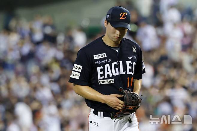[서울=뉴시스] 조성우 기자 = 7월23일 서울 송파구 잠실야구장에서 열린 2025 KBO리그 한화 이글스와 두산 베어스의 경기, 2회 등판한 한화 두 번째 투수 엄상백이 두산 4회말 공격 때 2피홈런 등 6실점한 뒤 마운드를 내려오고 있다. 2025.07.23. xconfind@newsis.com