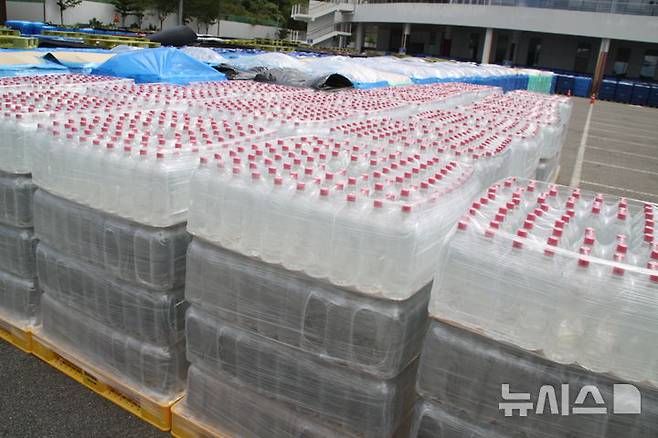 [강릉=뉴시스] 이순철 기자 = 1일 강릉아레나에 전국 각지에서 구호물품으로 온 생수가 놓여 있다. 강릉시는 저수율 10%선이 붕괴되면 시민들에게 나눠줄 예정이다. 2025.09.01.grsoon815@newsis.com