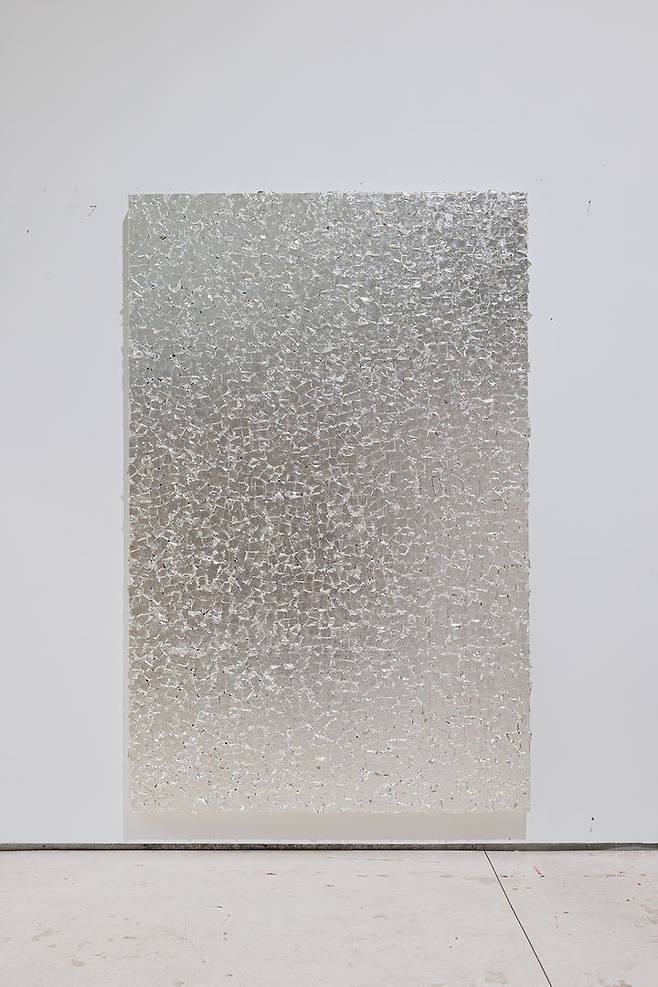 리크릿 티라바니자, 〈untitled 2025 (the nation, july 30, 2014)〉, 2025, tree lacquer and gilding gold on newspaper on handcraft paper, 222 x 143 x 6 cm© Rirkrit Tiravanija. Courtesy of the artist and Gladstone 사진:  Apiwat Singharach *재판매 및 DB 금지