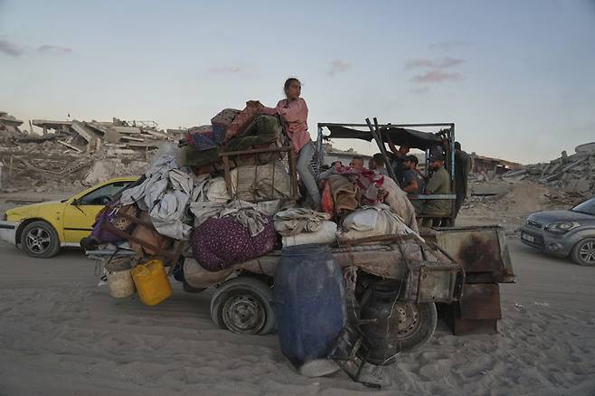 [가자지구=AP/뉴시스]가자지구의 해안가를 따라 가자 북부에서 피난하는 가자 주민 가족의 딸이 1일(현지시각) 짐을 가득 실은 망가진 수레 위에 올라 있다. 2025.9.2.