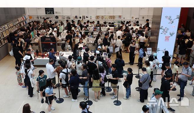 [서울=뉴시스] 이영환 기자 = 광복절인 15일 오후 서울 용산구 국립중앙박물관 내 공식 굿즈 매장 '뮷즈샵'이 관람객들로 붐비고 있다. 2025.08.15. 20hwan@newsis.com