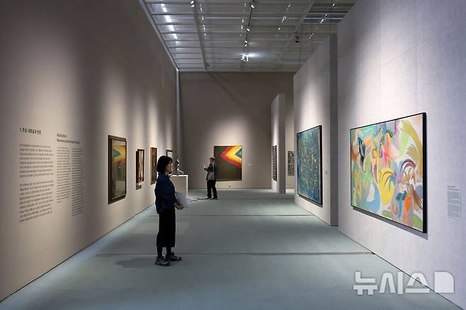 [서울=뉴시스] 박진희 기자 = 국립현대미술관은 30일 서울 종로구 국립현대미술관 서울에서 MMCA 서울 상설전 '한국현대미술 하이라이트' 언론공개회를 갖고 이건희컬렉션 9점을 포함하여 1960년대에서 2010년대에 이르는 한국현대미술 대표작 86점을 엄선하여 소개하고 있다. 이번 전시는 서울관 개관 이래 대표 소장품만을 선보이는 첫 상설전이다. 2025.04.30. pak7130@newsis.com