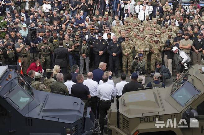 [워싱턴=AP/뉴시스] 도널드 트럼프 미국 대통령이 지난달 21일(현지 시간) 워싱턴 DC 동남부 애너코스티아에 위치한 공원 경찰(USPP) 시설을 찾아 경찰, 주 방위군 등을 격려하고 있다. 2025.09.02.