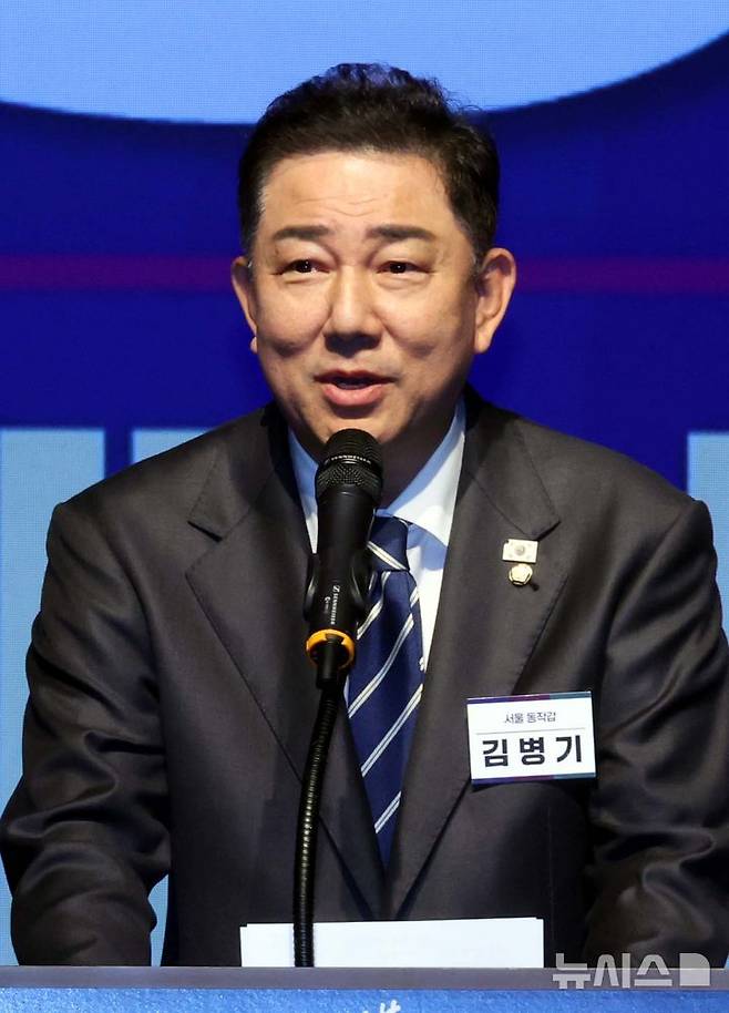 [인천=뉴시스] 조성봉 기자 = 김병기 더불어민주당 원내대표가 28일 인천 중구 파라다이스시티 컨벤션센터 그랜드볼룸에서 열린 2025년 정기국회 대비 민주당 국회의원 워크숍에서 발언을 하고 있다. 2025.08.28. suncho21@newsis.com