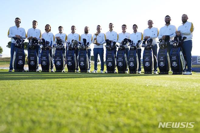 [로마=AP/뉴시스] 26일(현지시각) 이탈리아 로마 외곽 마르코 시모네 골프&컨트리클럽 1번 그린에서 유럽팀 선수들이 라이더컵을 앞두고 연습 라운딩을 하기 전 기념 촬영을 하고 있다. 미국팀과 유럽팀이 겨루는 라이더컵은 29일에 개막한다. 2023.09.26.
