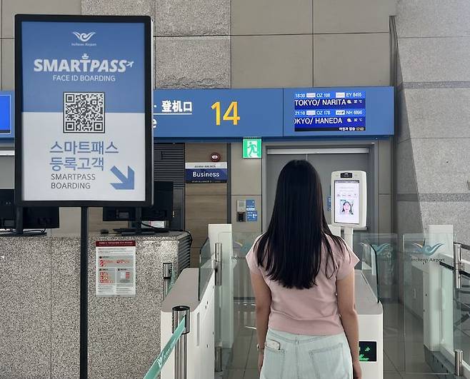 [서울=뉴시스] 인천공항 제1여객터미널 항공기 탑승구에서 여객이 스마트패스를 이용해 탑승수속을 진행 중인 모습. 2025.09.02. (사진=인천국제공항공사 제공) photo@newsis.com  *재판매 및 DB 금지