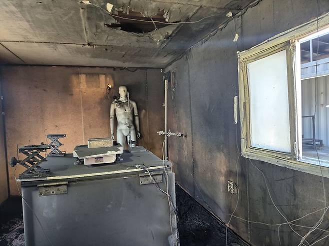 [청양=뉴시스] 실험 후 까맣게 그을린 컨테이너 내부.  *재판매 및 DB 금지