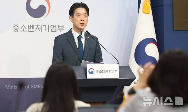 [서울=뉴시스] 추상철 기자 = 노용석 중소벤처기업부 차관이 2일 오전 서울 종로구 정부서울청사에서 '2026년 중소벤처기업부 예산안 편성(안)' 등과 관련 주요현안사항에 대한 브리핑을 하고 있다. 2025.09.02. scchoo@newsis.com