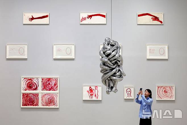 [서울=뉴시스] 박진희 기자 = 국제갤러리는 2일 서울 종로구 국제갤러리 K3에서 루이즈 부르주아(Louise Bourgeois)의 개인전 'Rocking to Infinity'를 개최한다. 2025.09.02. pak7130@newsis.com