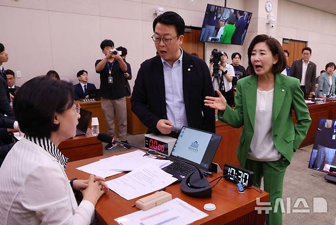 [서울=뉴시스] 김명년 기자 = 2일 서울 여의도 국회에서 열린 법제사법위원회 전체회의에서 나경원 국민의힘 의원 등이 추미애 위원장에게 의사 진행 방식에 대해 항의하고 있다. 2025.09.02. kmn@newsis.com