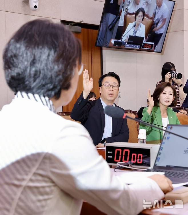 [서울=뉴시스] 김명년 기자 = 2일 서울 여의도 국회에서 열린 법제사법위원회 전체회의에서 국민의힘 나경원 의원 등이 추미애 위원장에게 의사진행발언을 요청하고 있다. 2025.09.02. kmn@newsis.com