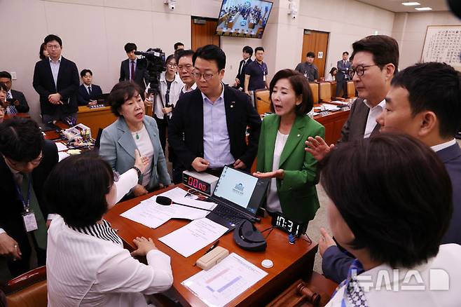 [서울=뉴시스] 김명년 기자 = 2일 서울 여의도 국회에서 열린 법제사법위원회 전체회의에서 나경원 국민의힘 의원 등이 추미애 위원장에게 의사 진행 방식에 대해 항의하고 있다. 2025.09.02. kmn@newsis.com
