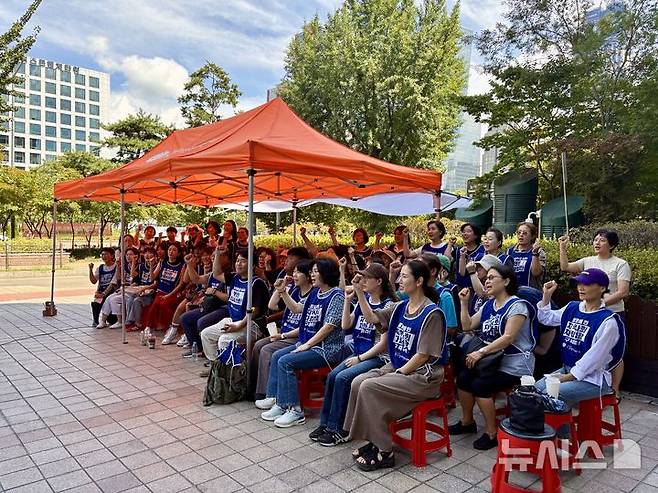 [서울=뉴시스] 한이재 기자 = 2일 오후 서울 영등포구 이룸센터 앞에서 전국장애인부모연대 주최로 열린 발달 장애인 국가책임제 촉구 화요집회에서 참석자들이 주먹을 들어 보이고 있다. 사회를 맡은 김종옥 문화예술위원회 위원장은 "자녀들을 동지로 호명하는 이유는 세상에 와서 살아가는 한 시간 한 시간이 언제나 투쟁의 시간이고, 그분들 덕에 우리가 세상을 변화시키는 투사라는 이름을 얻게 된 걸 영광스럽게 생각하는 마음으로 동지로 부르는 것"이라고 설명했다. 2025.09.02. nowone@newsis.com