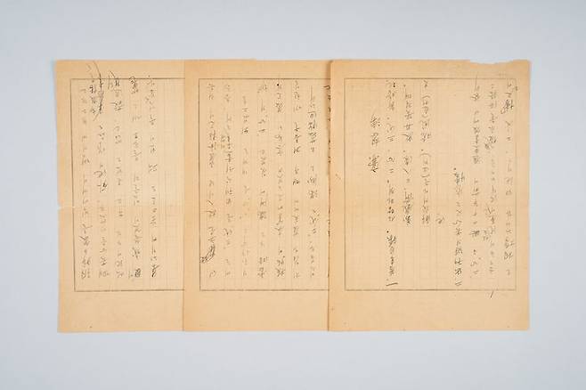 [서울=뉴시스] 소설가 염상섭 유족이 기증한 고인의 육필원고. (사진=국립한국문학관 제공) 2025.09.02. photo@newsis.com *재판매 및 DB 금지