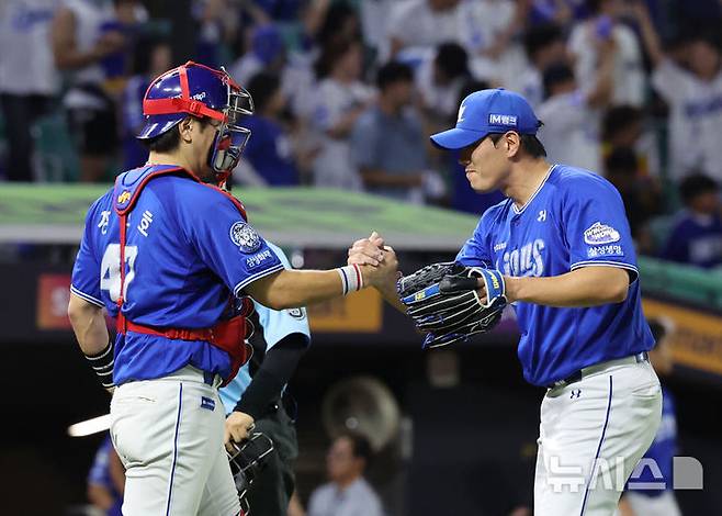 [인천=뉴시스] 배훈식 기자 = 7일 오후 인천 미추홀구 인천SSG랜더스필드에서 열린 2025 신한 쏠뱅크 KBO리그 SSG 랜더스와 삼성 라이온즈의 경기, 6-1로 승리를 거둔 삼성 김재윤과 강민호가 세리머니를 하고 있다. 2025.08.07. dahora83@newsis.com