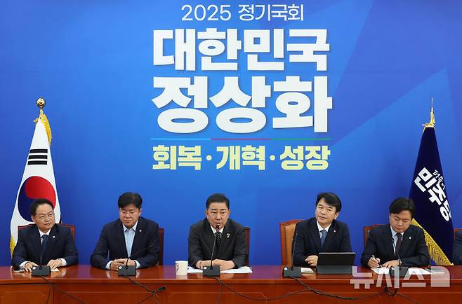 [서울=뉴시스] 고승민 기자 = 김병기 더불어민주당 원내대표가 2일 서울 여의도 국회에서 2025 정기국회 관련 기자회견을 하고 있다. 2025.09.02. kkssmm99@newsis.com