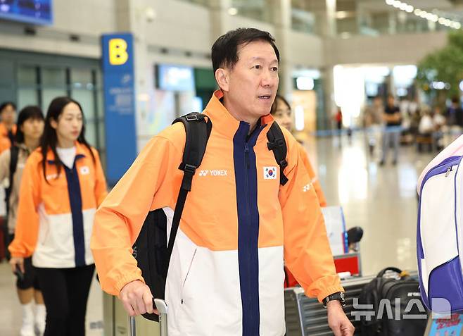 [인천공항=뉴시스] 최진석 기자 = '2025 세계개인배드민턴선수권대회'를 마친 박주봉 감독이 2일 오후 인천국제공항 제1터미널을 통해 귀국하고 있다. 2025.09.02. myjs@newsis.com