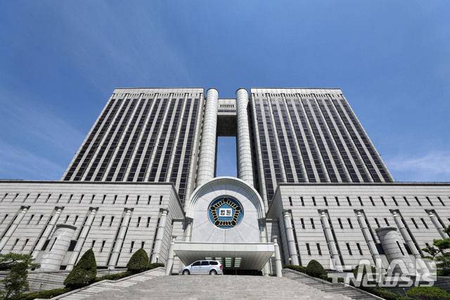 [서울=뉴시스] 더불어민주당이 추진 중인 '내란특별재판부' 설치와 관련 일부 변호사단체가 우려를 밝혔다. 사진은 서울중앙지법·서울고법이 위치하고 있는 서울 서초구 서울법원종합청사 본관의 모습. (사진=뉴시스DB). 2025.04.02. photo@newsis.com