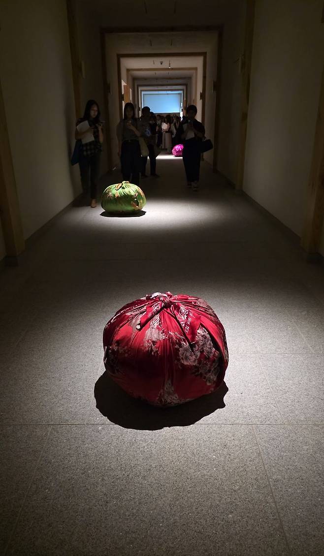 [사진=박현주 미술전문기자]선혜원 지하 복도에 설치된 보따리 연작.  *재판매 및 DB 금지