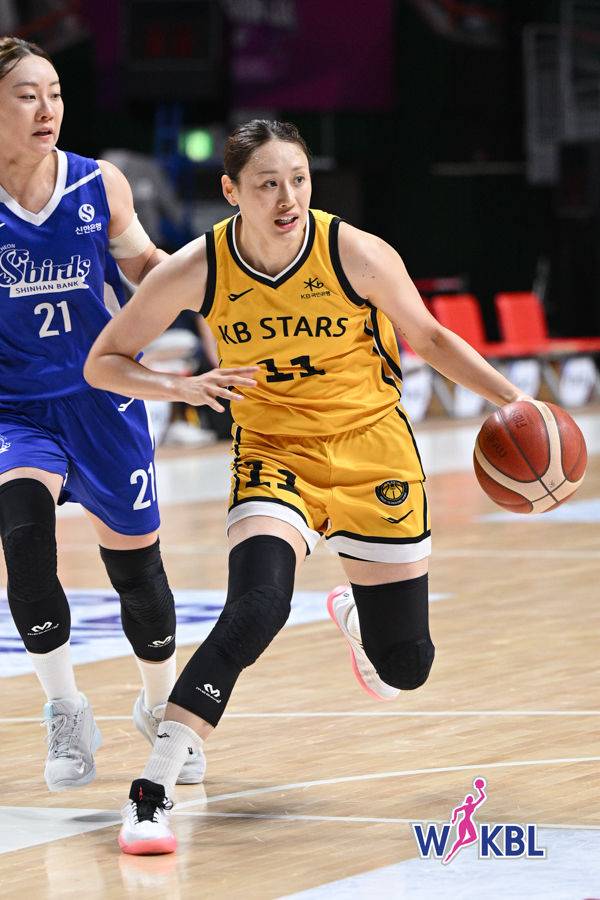 [서울=뉴시스] 여자프로농구 청주 KB국민은행의 강이슬. (사진=WKBL 제공) *재판매 및 DB 금지