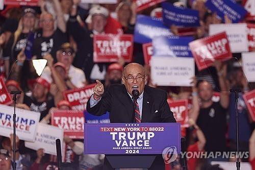 도널드 트럼프 후보 대선 유세장에서 연설하는 줄리아니 [EPA 연합뉴스 자료사진]