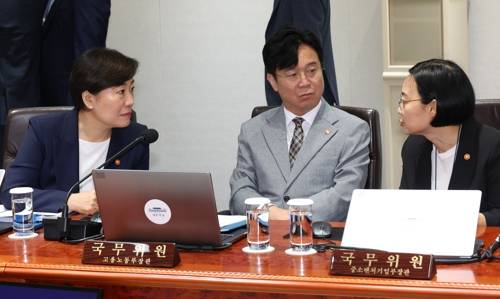 김영훈 고용노동부 장관(가운데)이 송미령 농림축산식품부 장관(왼쪽)과 한성숙 중소벤처기업부 장관(오른쪽)과 2일 용산 대통령실에서 열린 국무회의에서 대화하는 모습. [사진 제공] 연합뉴스