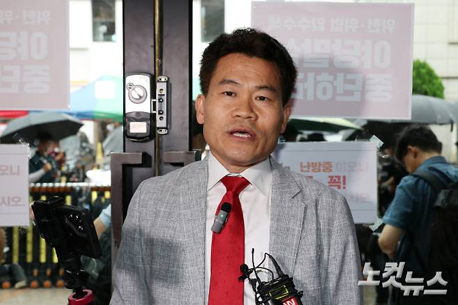 전한길 전 한국사 강사가 14일 오전 서울 여의도 국민의힘 중앙당사에서 열린 중앙윤리위원회 회의에 출석하며 입장을 밝히고 있다. 윤창원 기자