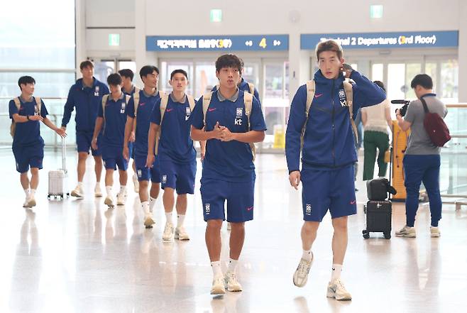 대한민국 축구대표팀이 미국·멕시코와의 평가전을 위해 1일 인천국제공항 2터미널을 통해 출국하고 있다. 대표팀은 미국에서 오는 7일 미국, 10일 멕시코와 평가전을 치른다. 연합뉴스