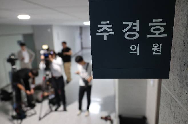 12·3 비상계엄 관련 내란·외환 의혹을 수사 중인 조은석 특별검사팀이 '계엄 해제 방해 의혹'과 관련해 추경호 전 국민의힘 원내대표를 겨냥한 강제수사에 나선 2일 서울 여의도 국회 의원회관 내 추 의원실 앞에서 취재진이 대기하고 있다. 연합뉴스