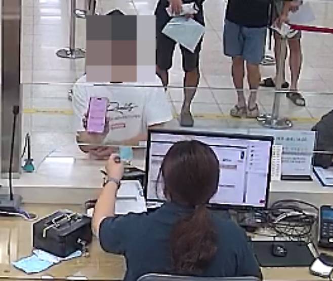 지난 7월 31일 제주항에서 완도행 여객선을 타려던 중국인 남성이 위조된 영주증을 제시하고 있다. 제주출입국·외국인청 제공