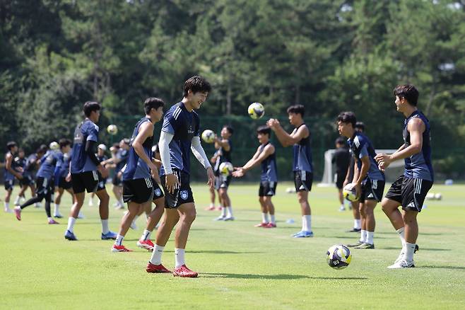 난지형 잔디 위에서 훈련하는 울산 선수들. 울산 HD 제공