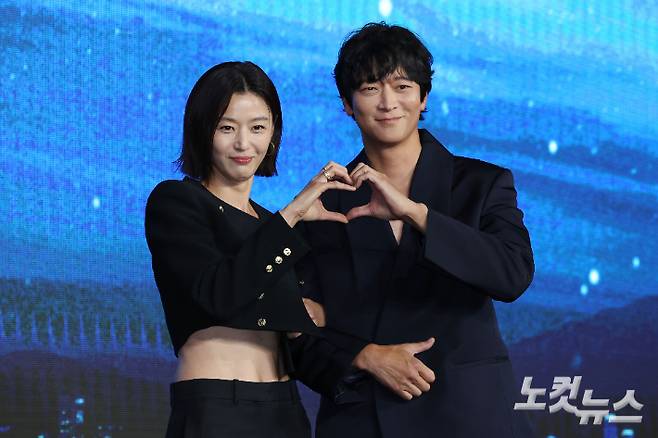 배우 전지현, 강동원이 2일 오전 서울 종로구 포시즌스 호텔에서 진행된 디즈니 플러스 오리지널 시리즈 '북극성' 제작발표회에 참석해 포즈를 취하고 있다. 류영주 기자