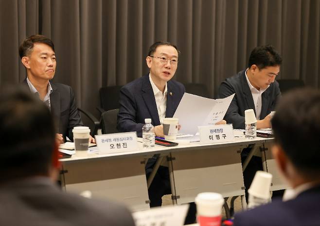 이명구(가운데) 관세청장이 2일 서울 디지털자산거래소 공동협의체(DAXA)를 방문해 DAXA 의장 등 관계자들과 간담회를 가졌다. 관세청 제공