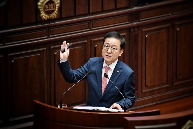 시정질의하는 김형철 시의원.부산시의회 제공
