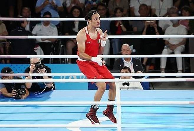 파리 올림픽 복싱 여자 66㎏급에서 우승한 뒤 기뻐하는 이마네 칼리프. 연합뉴스