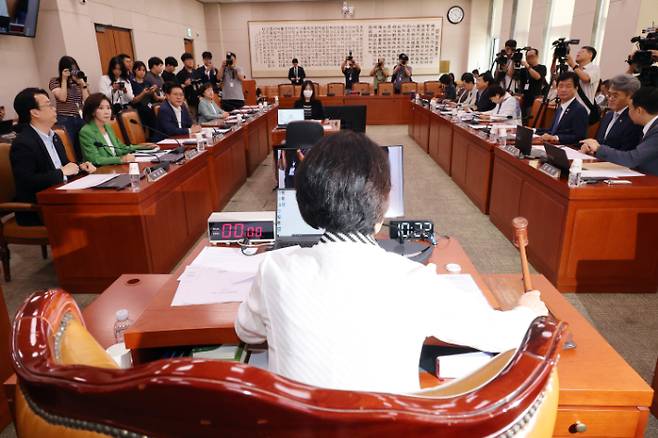 2일 서울 여의도 국회 법제사법위원회 전체회의에서 추미애 위원장이 의사봉을 두드리고 있다. 연합뉴스