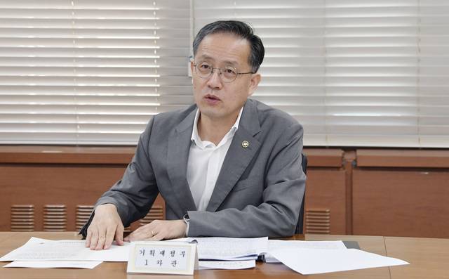 2일 이형일 기획재정부 제1차관이 서울 종로구 정부서울청사에서 ‘물가관계차관회의’를 주재하고 있다. 기획재정부